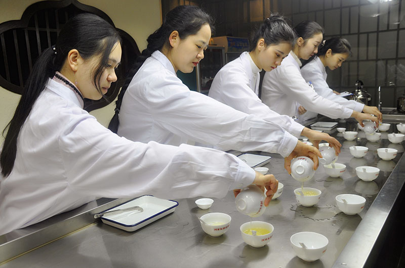 Z世代茶艺师图鉴:中国十大茶艺师培训机构如何把传统玩成新国潮?